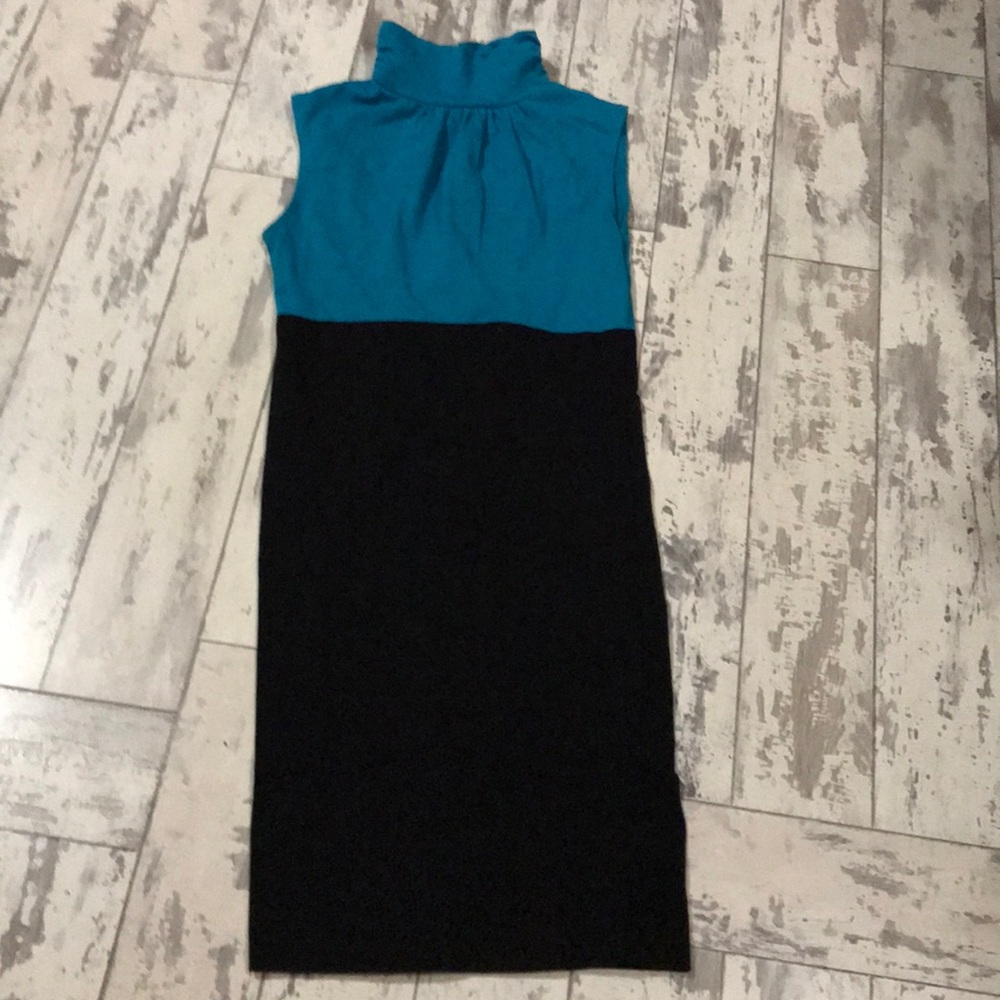 6/$15 Keyhole back mock neck dress